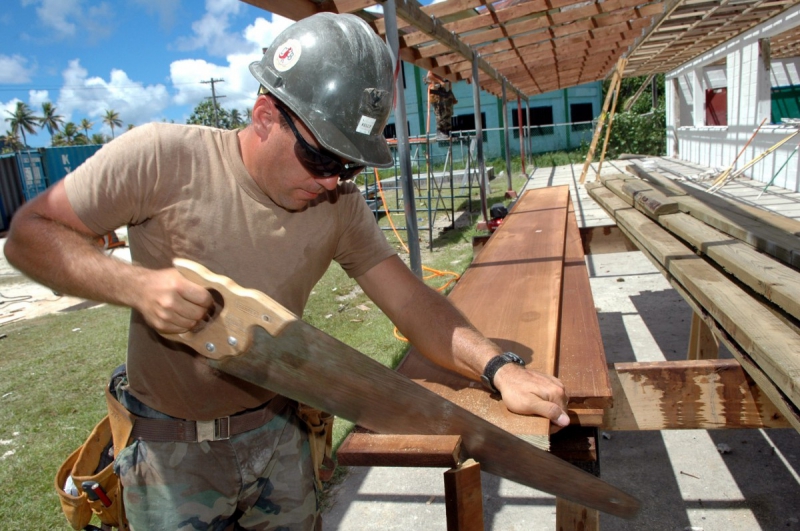 ebeniste-MOULINET-min_worker_construction_building_carpenter_male_job_build_helmet-893290